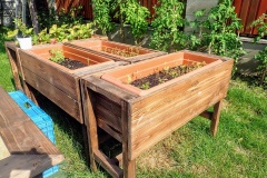 Kvetinový hrant na nožičkách