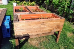 Kvetinový hrant na nožičkách