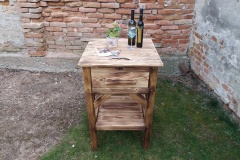 Stolík do vinotéky