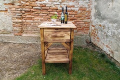 Stolík do vinotéky