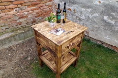 Stolík do vinotéky