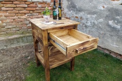 Stolík do vinotéky