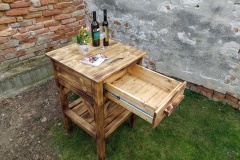 Stolík do vinotéky