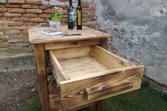 Stolík do vinotéky