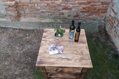 Stolík do vinotéky